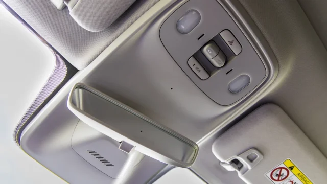 Komentář: Zapínat varovná světla na stropě je ergonomická hloupost. Jen v jedné situaci to má smysl