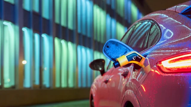 Cihla pod kolo pro 21. století stojí 29 tisíc korun. Tímto zařízením hasiči znehybňují elektromobily