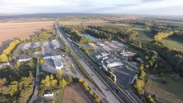 Nejvytíženější úsek dálnice D1 už není dálnicí. Do Průhonic se jezdí zdarma, ale jen 110 km/h