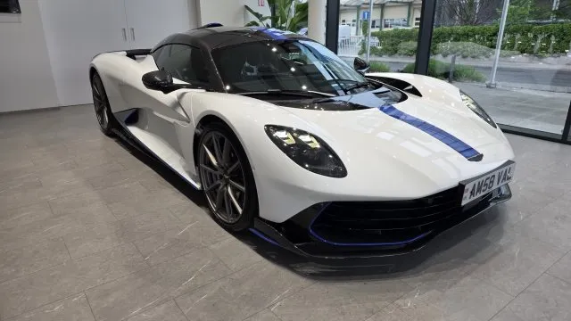 Aston Martin přivezl do Prahy auto snů. Valhalla je rychlá i krásná, ale chce to aspoň milion eur
