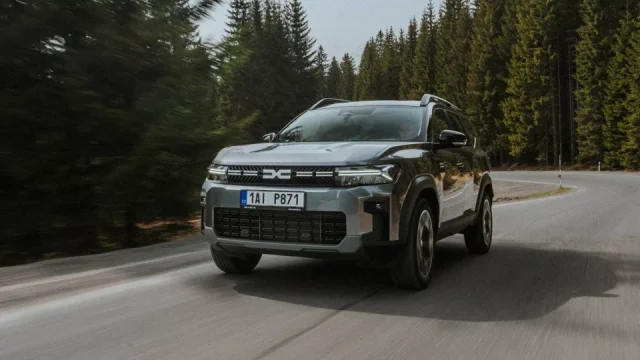 Oblíbená Dacia Duster má více výkonu a nový motor. Změny hlásí i větší rodinné SUV Bigster