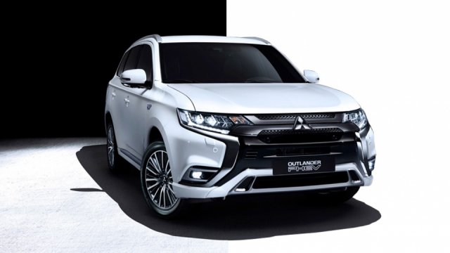 Mitsubishi Outlander PHEV představil na e-Salonu cenově dostupnější provedení. Stojí pod milión