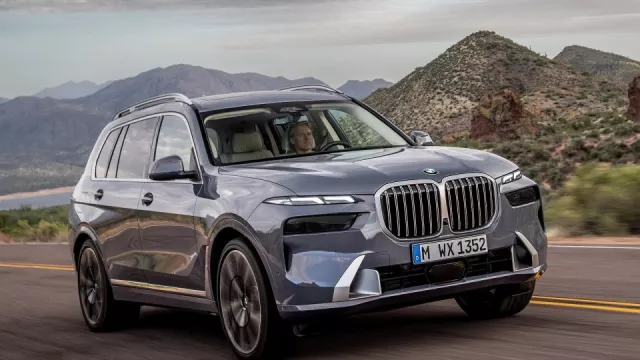 Gigant z Mnichova přijíždí v novém vydání. BMW X7 ukrylo světla a ztratilo páku automatu