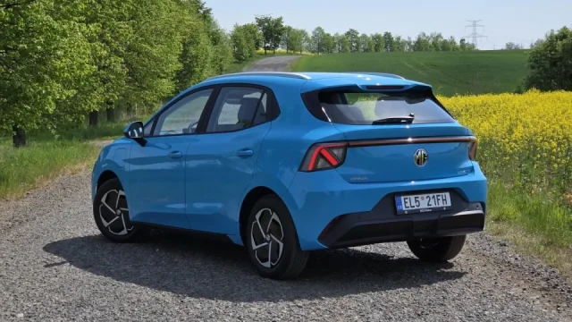Týden v autech: Pokuta pro řidiče za plný plyn i nový dostupný elektromobil v Česku
