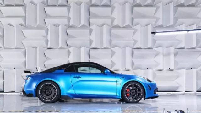 Alpine A110 R potěší řidiče se závodní duší. Nabídne sportovní prvky i ostřejší svezení