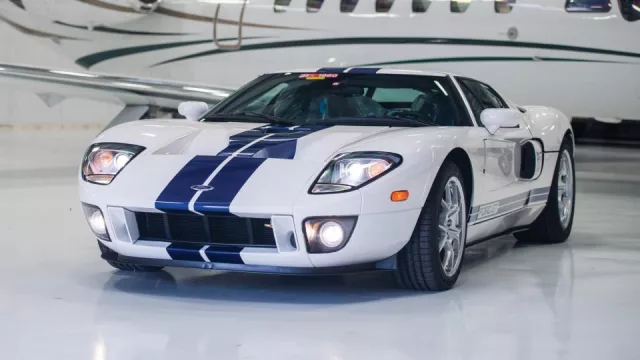 Krásný Ford GT ujel 17 kilometrů za 11 let. Nyní jde do dražby