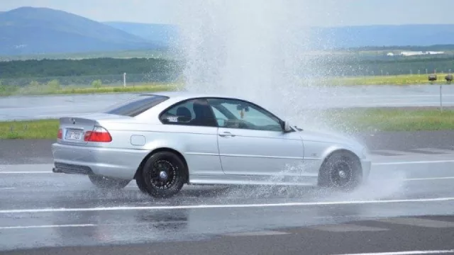 Odmrazení oken s nastartovaným motorem nebo průjezd louží? Pozor, za obojí hrozí pokuta