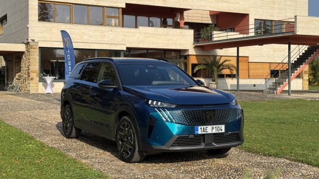 Pod milion ho koupíte už jen s hybridem. Peugeot 5008 je tu, projeli jsme ho po českých silnicích