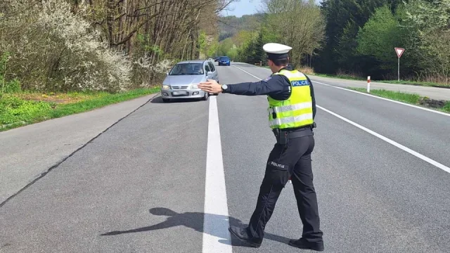 Druhé auto jako štít proti přestupkům. Policie prozradila, zda může zastavit více řidičů naráz