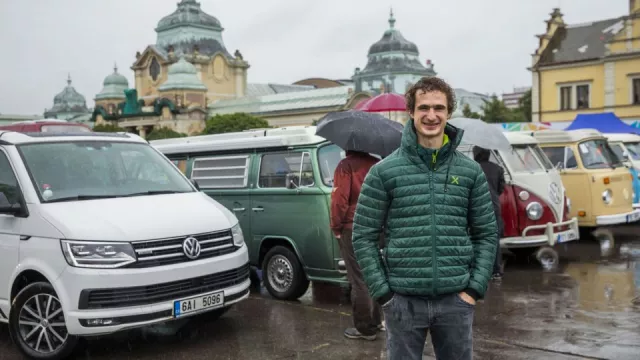 Oslava sedmdesátin jak se patří! 120 VW Transporterů projelo Prahou. Byl u toho i Adam Ondra