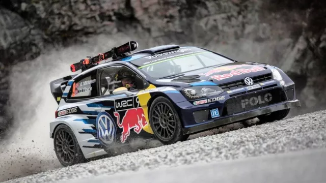 Kdo je rychlejší, Polo WRC nebo mistr světa v lyžování? Video