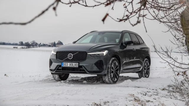 Venku vedro, my máme sníh pod koly. Švédské Volvo XC60 je doma v každém ročním období