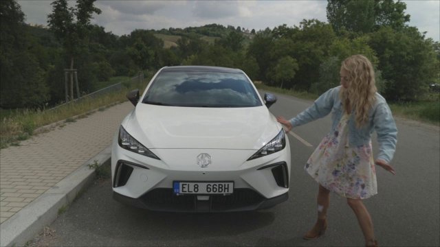 MG 4 Electric je auto do zásuvky, které si na nic nehraje, říká Tereza. Ve městě ujede i 500 km