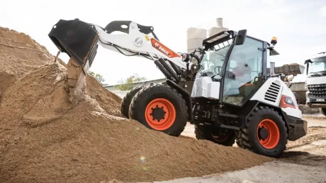 Dobříš už dávno není městem rukavic. Teď ho proslavují těžké stroje