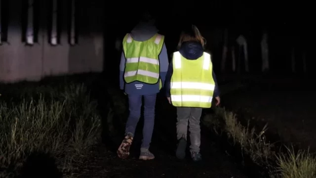Řada reflexních vest pro děti je nebezpečná, neodráží totiž světlo. Odhalí to domácí test