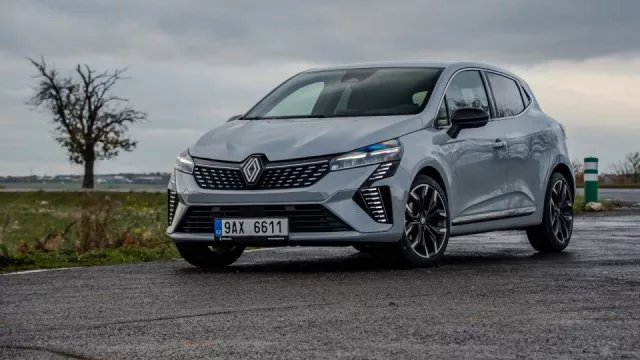 Umí tohle váš elektromobil? Základní Renault Clio jede 180 km/h, dojezd má 700 km a stojí 360 tisíc