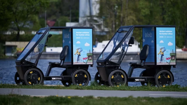 Wolt usiluje o ekologičtější doručování v Česku. Investuje do elektrických vozítek i školení kurýrů