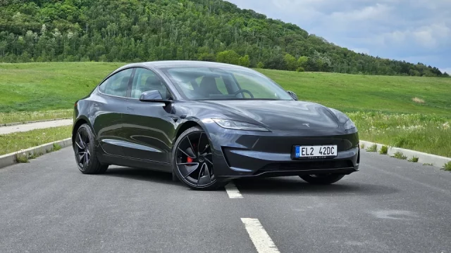 Rychlejší auto za tyhle peníze není. Tesla Model 3 Performance jezdí brutálně, chybí jí ale emoce