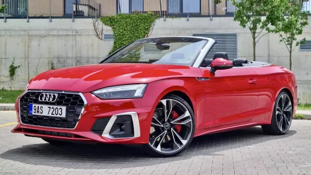 Audi A5 Cabrio má pod kapotou pouze čtyřválec. Přesto jezdí skvěle a s vynikající spotřebou