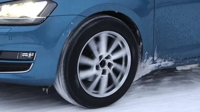 Komentář: Na silnicích i v pneuservisech nastala tradiční panika. Stalo se neuvěřitelné, napadl sníh