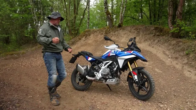 Sršeň není zpovykaný motorkář. Motorku s výkonem 48 koní prohnal blátem i šotolinou
