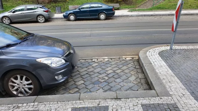 Rozčílený muž poškrábal klíčem auta, která stála na jeho oblíbeném místě. Dostal přísnou pokutu