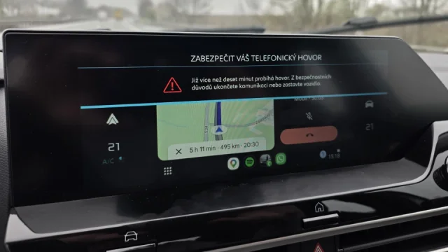 Komentář: Telefonujete příliš dlouho, zastavte auto. Bezpečnostní systémy už to začínají přehánět