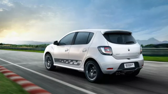 Dacia Sandero RS má dvoulitr, jede přes 200!