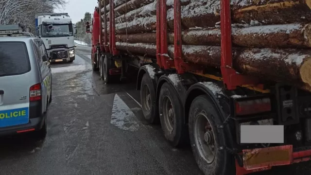 Řidič přetíženého náklaďáku dostal rekordní pokutu 100 tisíc Kč. Jenže to nebylo kvůli hmotnosti