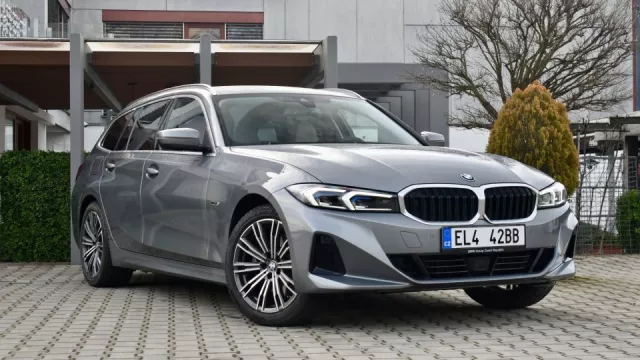 Test BMW 330e Touring: Prémiové kombi jezdí skvěle i s baterkami. Na trhu těžko hledá konkurenci