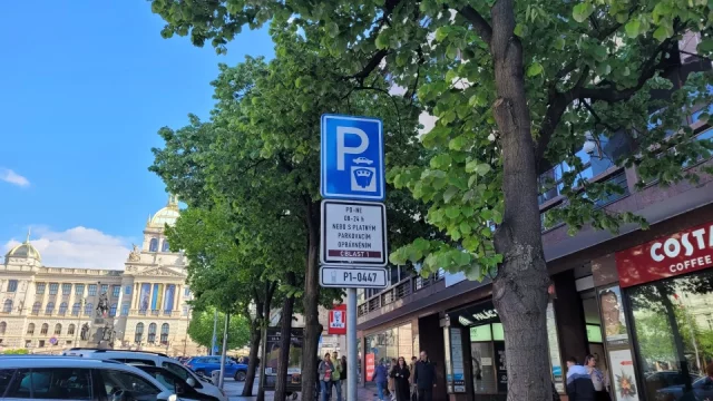 Zvýhodněné parkování elektromobilů v Praze nejspíš skončí. Od podzimu budou platit všichni