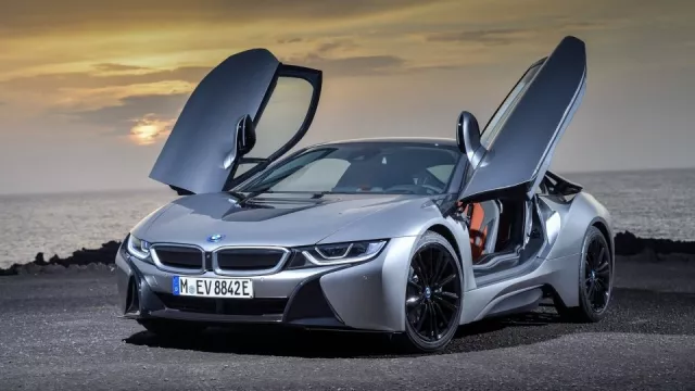 Auta do zásuvky už začínají dobývat i kategorii ryzích sporťáků. Průkopníky byly BMW i8 a Tesla S