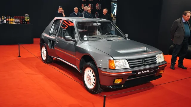 Ikona osmdesátek a syrový sporťák. Peugeot 205 uměl zahanbit i výrazně silnější vozy