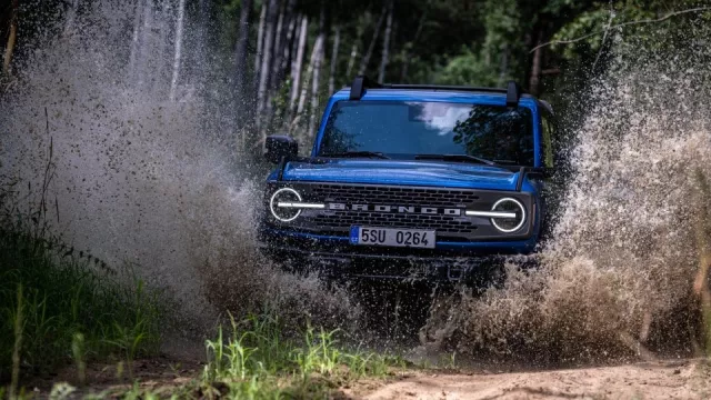 Nádherně zbytečný stroj za dva miliony. Ford Bronco je zhmotněním Grétiných nočních můr