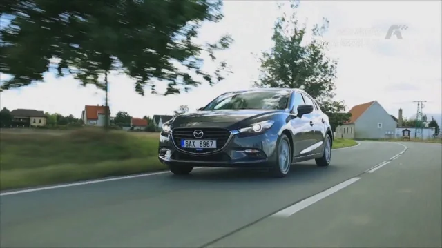 Smart jako auto pro chlapy, spolehlivá bazarovka, výlet na sněžném skútru. Nový autosalon připraven
