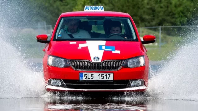 Na autoškolu budou jen tři pokusy, ale neznamená to život bez řidičáku. Poslanci už návrh schválili