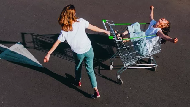 Auto odřené nákupním vozíkem: jaké pojištění pomůže?