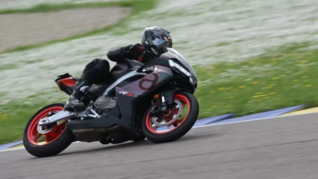 Motorkářská sezóna pomalu začíná a Italové zlevňují. Na trh posílají i pár novinek