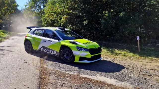 Na sedadle navigátora v závodním speciálu. Nová Škoda Fabia RS Rally2 je stroj na adrenalin