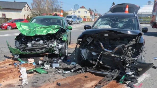 Tohle není crash test! Takhle v reálném světě vypadá čelní střet dvou aut