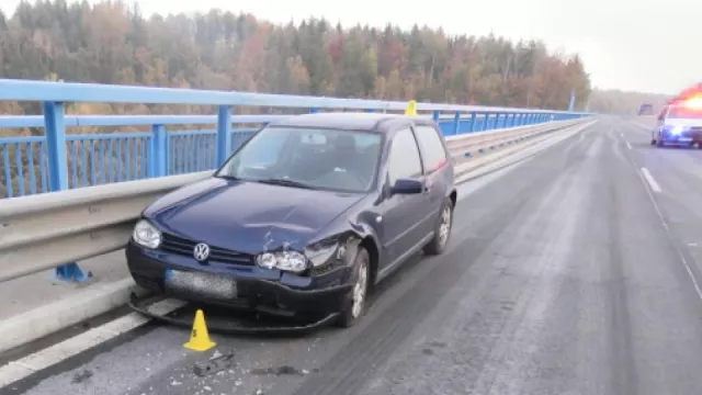 Dálnice už po ránu namrzají. Několik řidičů na D6 si potykalo se svodidly