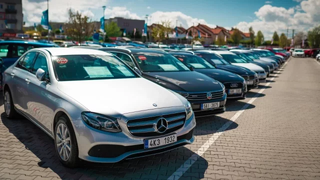 Největší český autobazar hlásí rekord. Prodal nejvíc aut v historii, pomohli i mladí řidiči