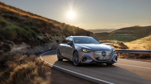 Nový Mercedes-Benz třídy C má v základu 490 koní. Budou ho vyrábět Maďaři a ujede až 762 kilometrů