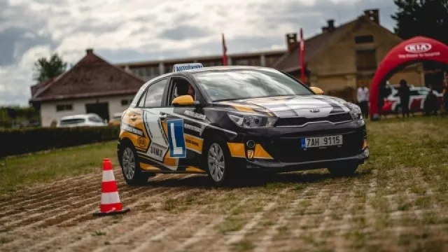 Otázky do autoškoly 2024: Ministerstvo přidalo dalších 45 nových otázek, některé jsou docela záludné