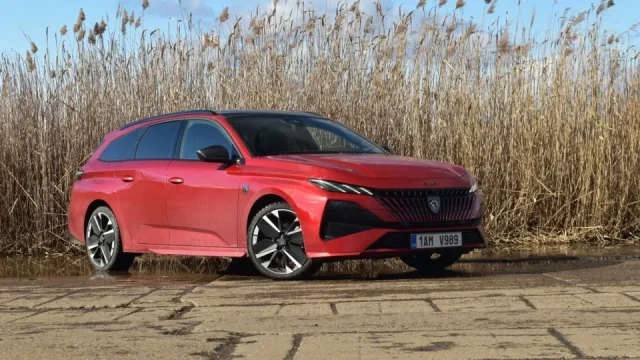 Peugeot 308 SW řidiče přesvědčí, že nepotřebují ani Octavii, ani diesel. A facelift mu dost sluší