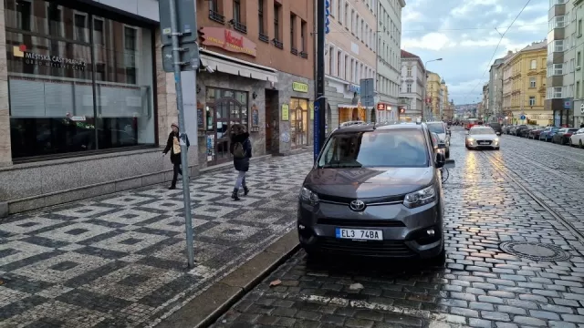 Komentář: Kvůli Hřibovi přestal nákup elektromobilu dávat smysl. Zruší jim zásadní výhodu