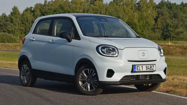 V Česku je k mání elektromobil za 450 tisíc korun. Ve městě ujede 400 km a má slušnou výbavu