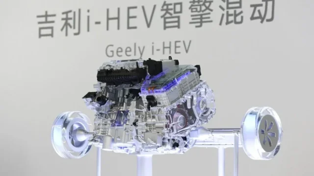Spalovací motory ještě neřekly poslední sbohem: Geely uvádí nový hybrid se spotřebou 2,22 litru