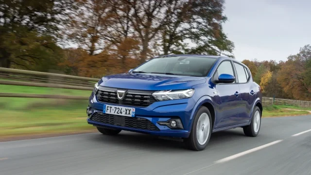 Současná Dacia Sandero je levnou nenáročnou ojetinou. Do českých bazarů ale často nemíří