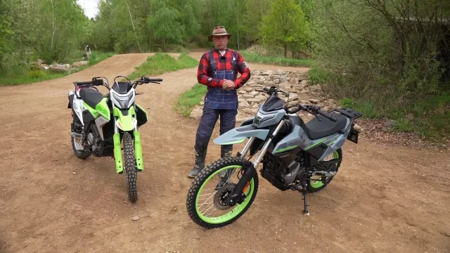 Sršeň objevil zábavné enduro za 85 tisíc korun. V terénu ho prohnal peklem